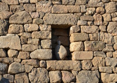 Mur de soutènement en pierre sèche avec niche