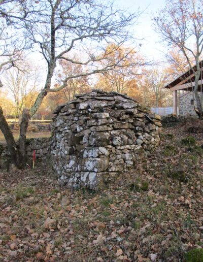 Vieille cabane en pierre sèche à Montréal, Ardèche