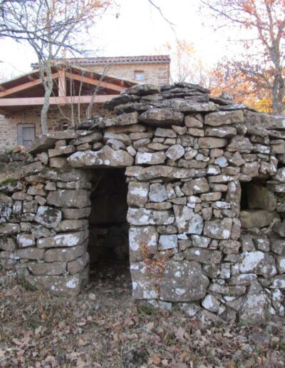 Vieille cabane en pierre sèche à Montréal, Ardèche