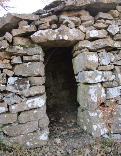 Vieille cabane en pierre sèche à Montréal, Ardèche