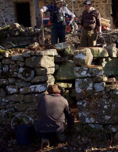 Rénovation d'une cabane en pierre sèche par des muraillers