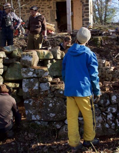 Rénovation d'une cabane en pierre sèche par des muraillers