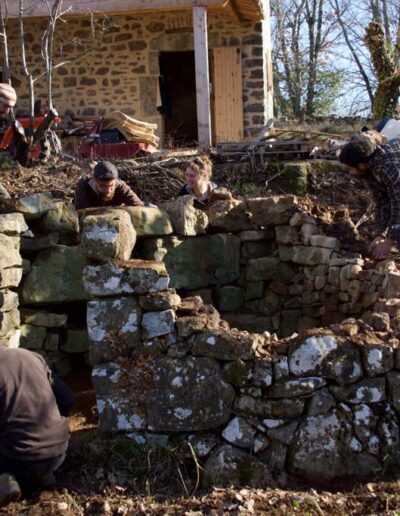 Rénovation d'une cabane en pierre sèche par des muraillers