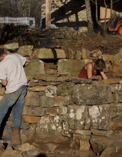 Rénovation d'une cabane en pierre sèche par des muraillers