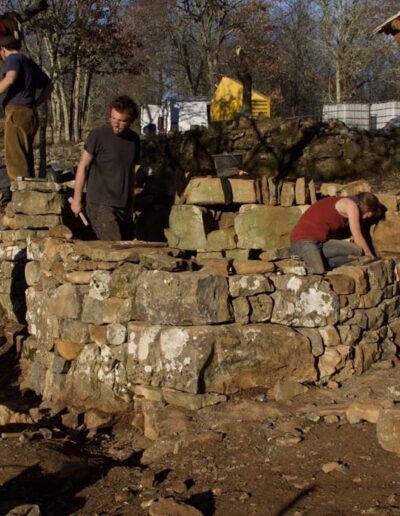 Rénovation d'une cabane en pierre sèche par des muraillers