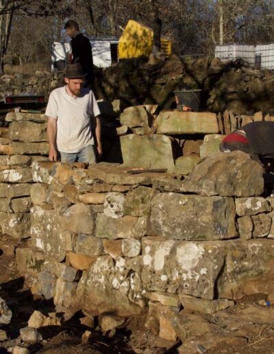 Rénovation d'une cabane en pierre sèche par des muraillers