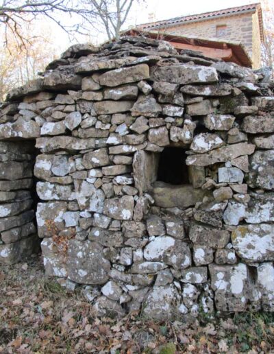 Vieille cabane en pierre sèche à Montréal, Ardèche