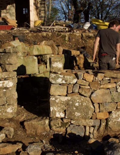 Rénovation d'une cabane en pierre sèche par des muraillers