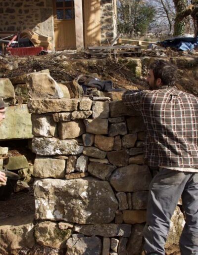 Rénovation d'une cabane en pierre sèche par des muraillers