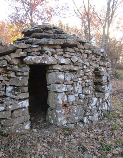 Vieille cabane en pierre sèche à Montréal, Ardèche