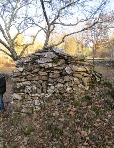 Vieille cabane en pierre sèche à Montréal, Ardèche