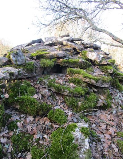 Toit d'une vieille cabane en pierre sèche à Montréal, Ardèche