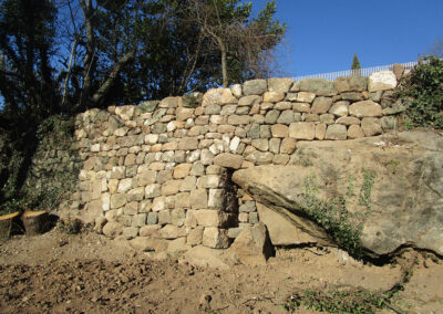 Mur de soutènement en pierre sèche à Payzac