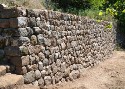 Mur de soutènement en pierre sèche et début d'escalier